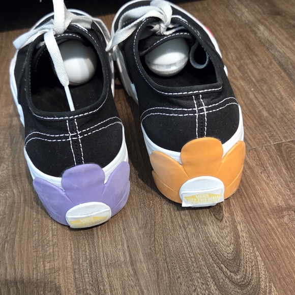 Vans Black Sneakers with Classic White Sole and Red Accent - Picture 3 of 8